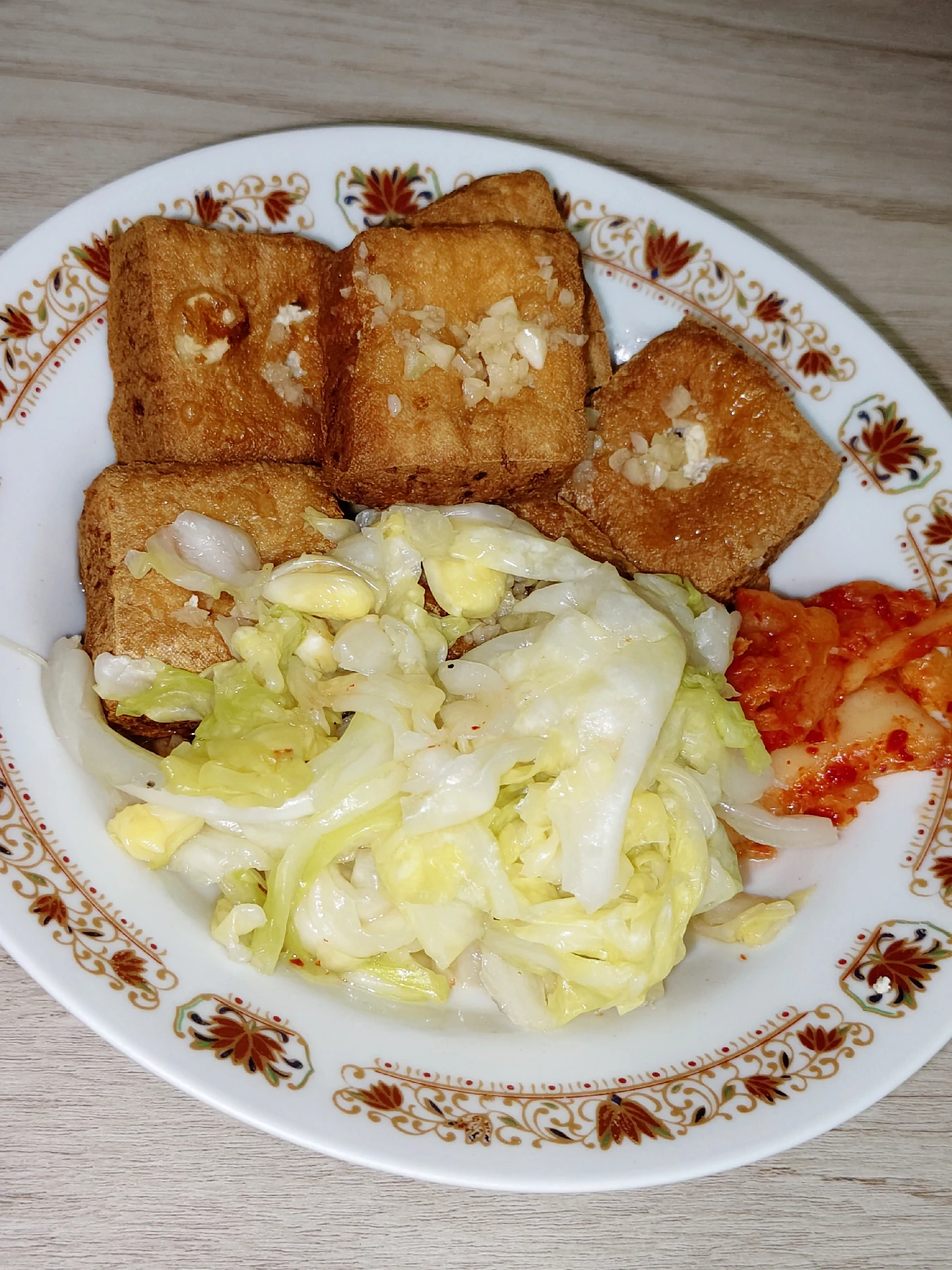 媽媽的炸臭豆腐搭配自製的台式泡菜