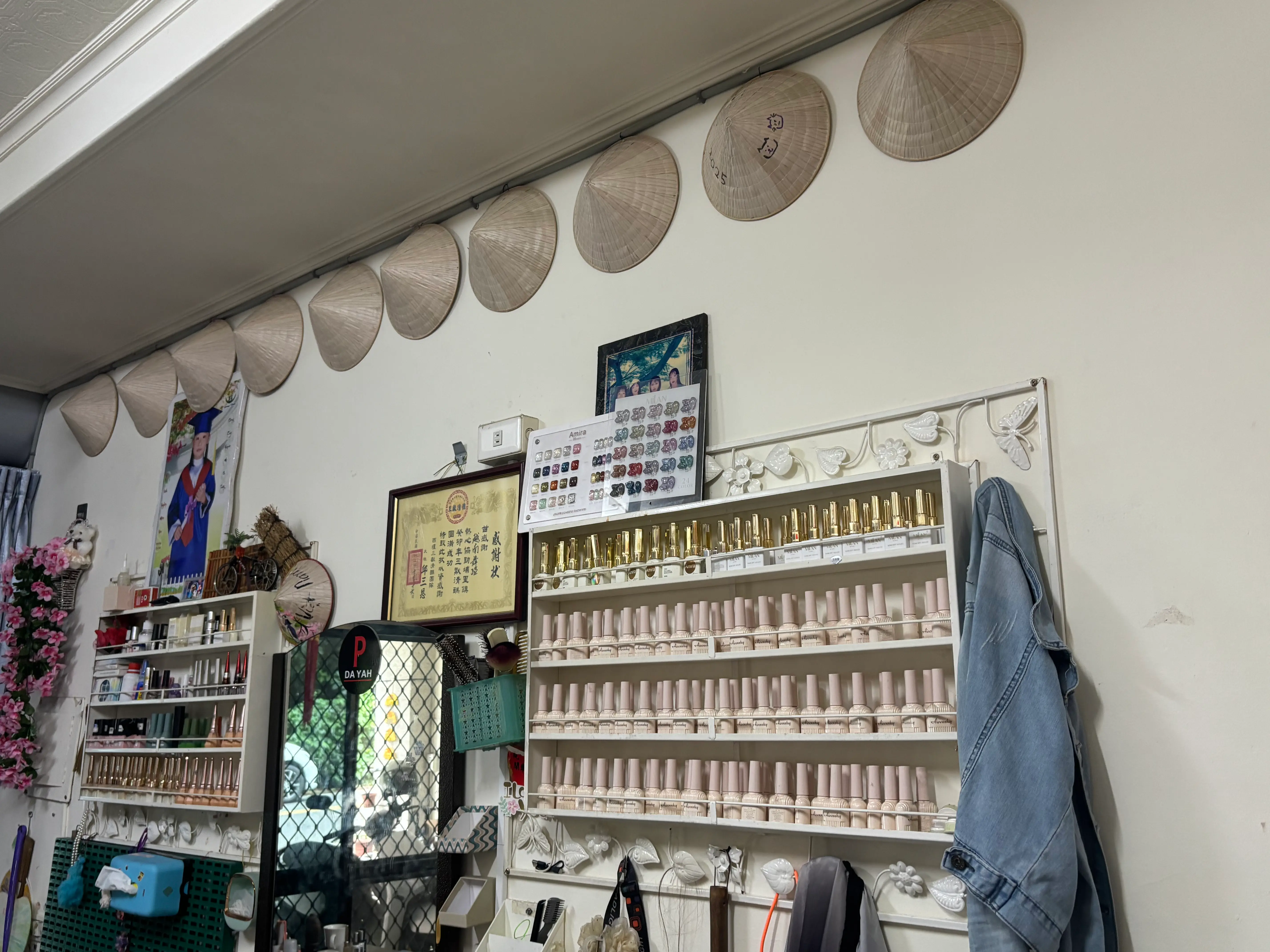 小蘭店內的美甲工具及越南帶回來的擺設品