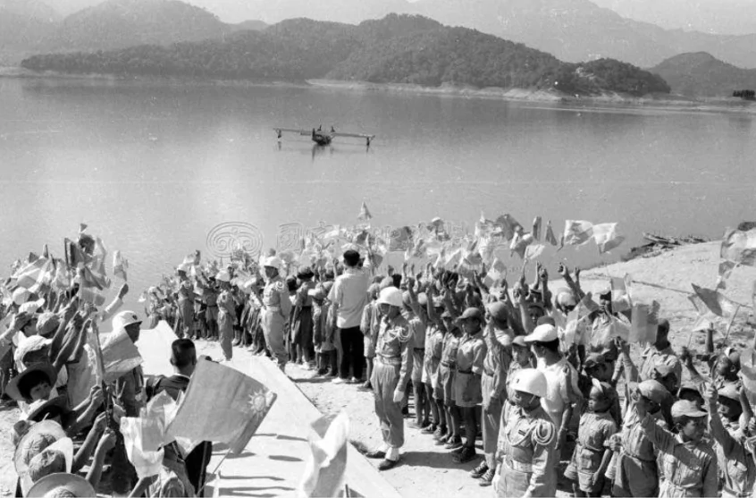 伊朗沙王遊覽日月潭所搭乘的水上飛機與岸上夾道歡迎的民眾