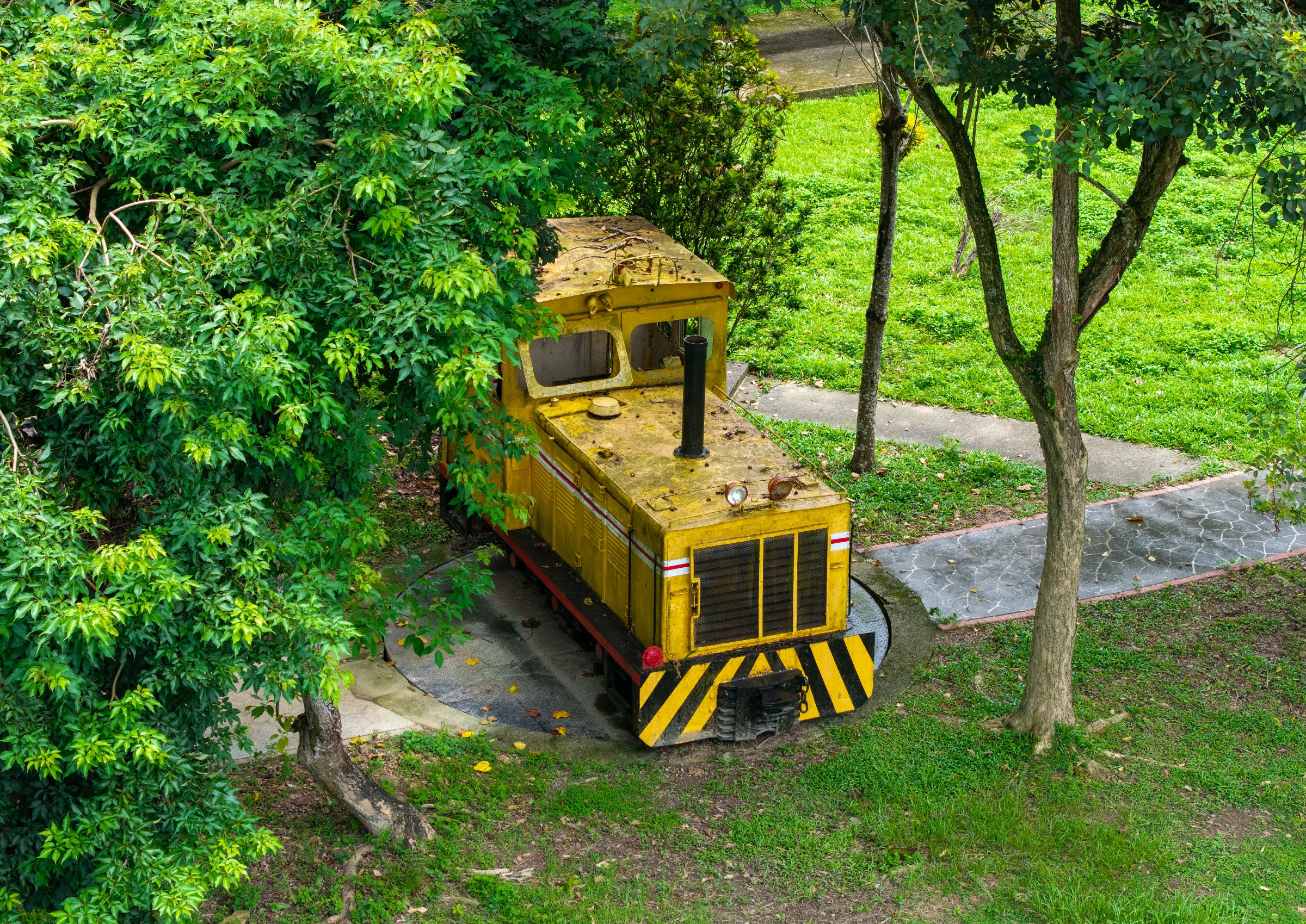 黃色機車頭靜佇廣成社區公園，守候小埔社鐵道記憶