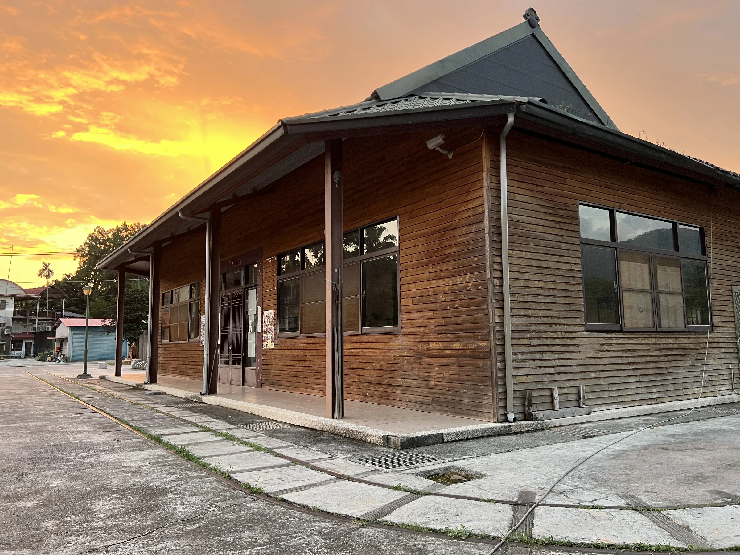 夕陽餘暉灑落小埔社伙房，訴說鐵道村落的新生與傳承