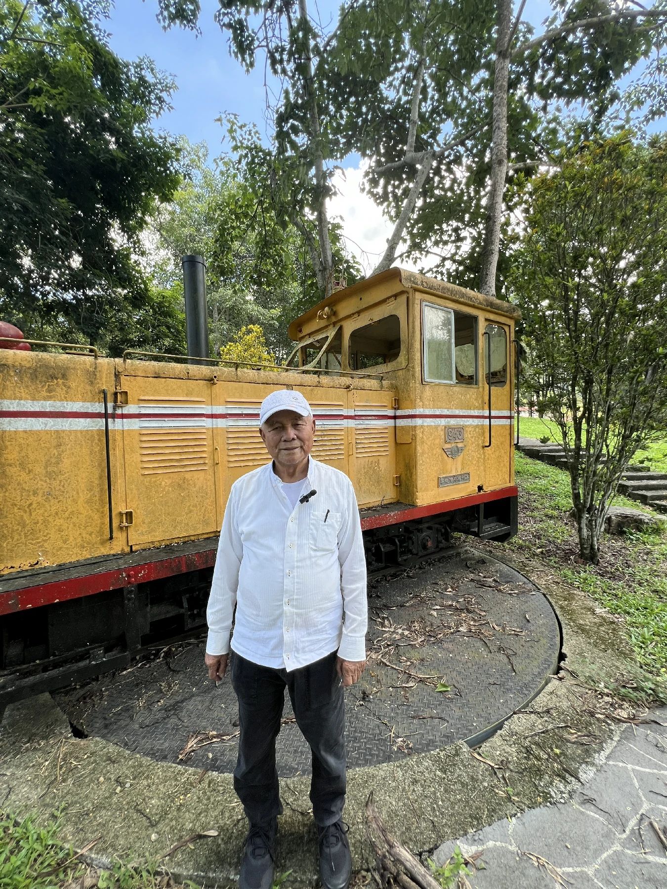 歷經 86 個年頭，羅寅雄對鐵道的熱愛未曾遞減，至今仍守候在火車頭前熱心導覽