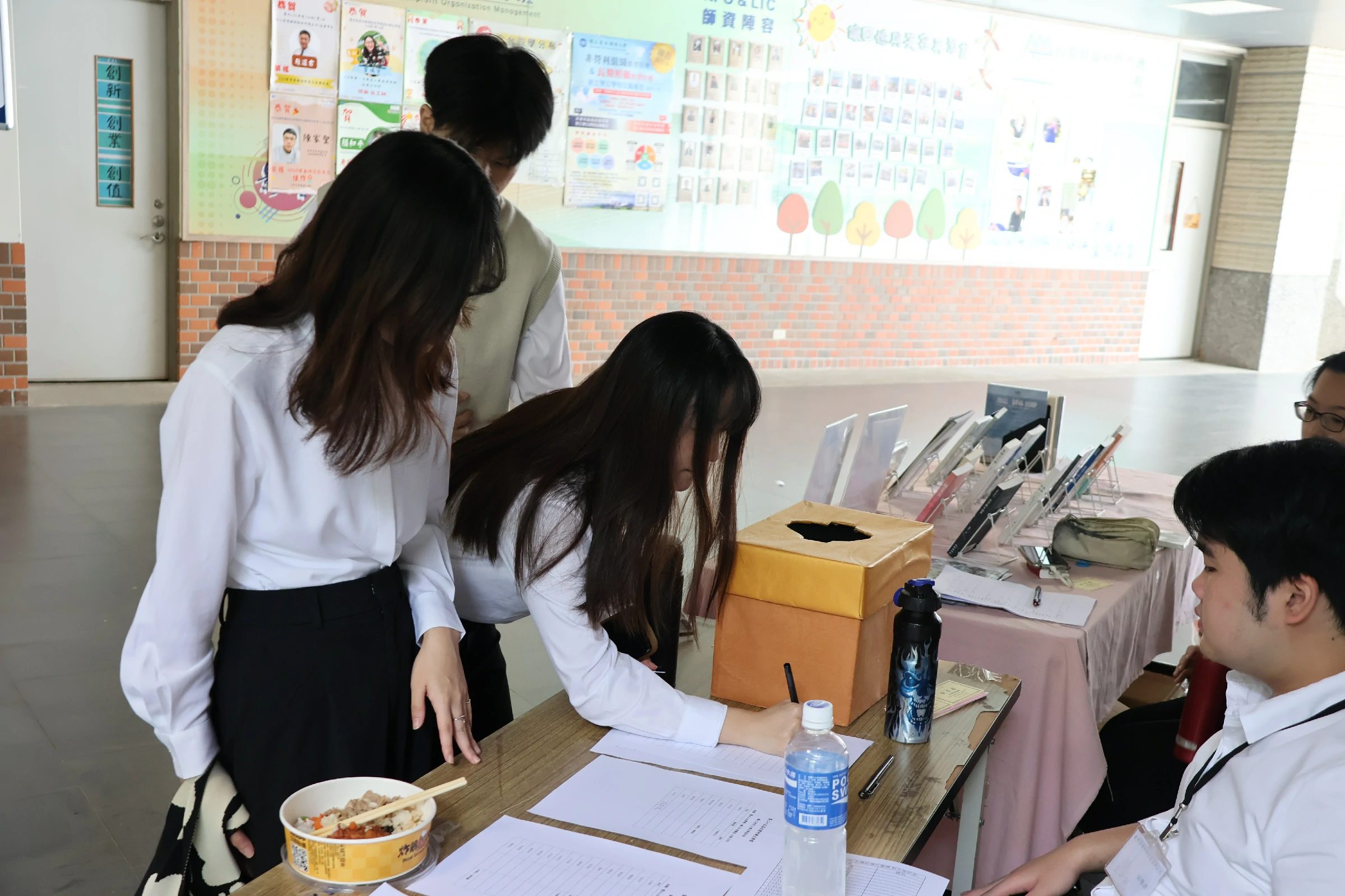 決審會當日，觀眾至簽到處簽名