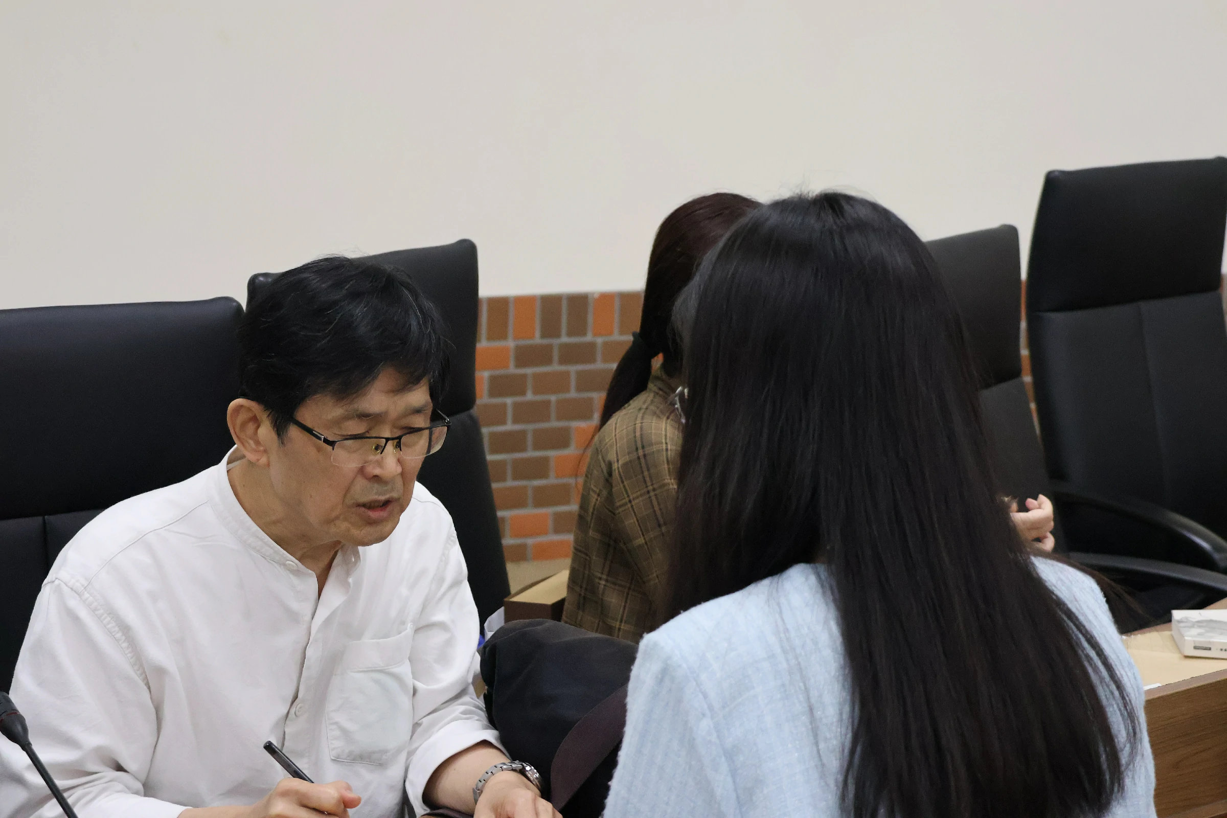 陳義芝老師和與會者交流