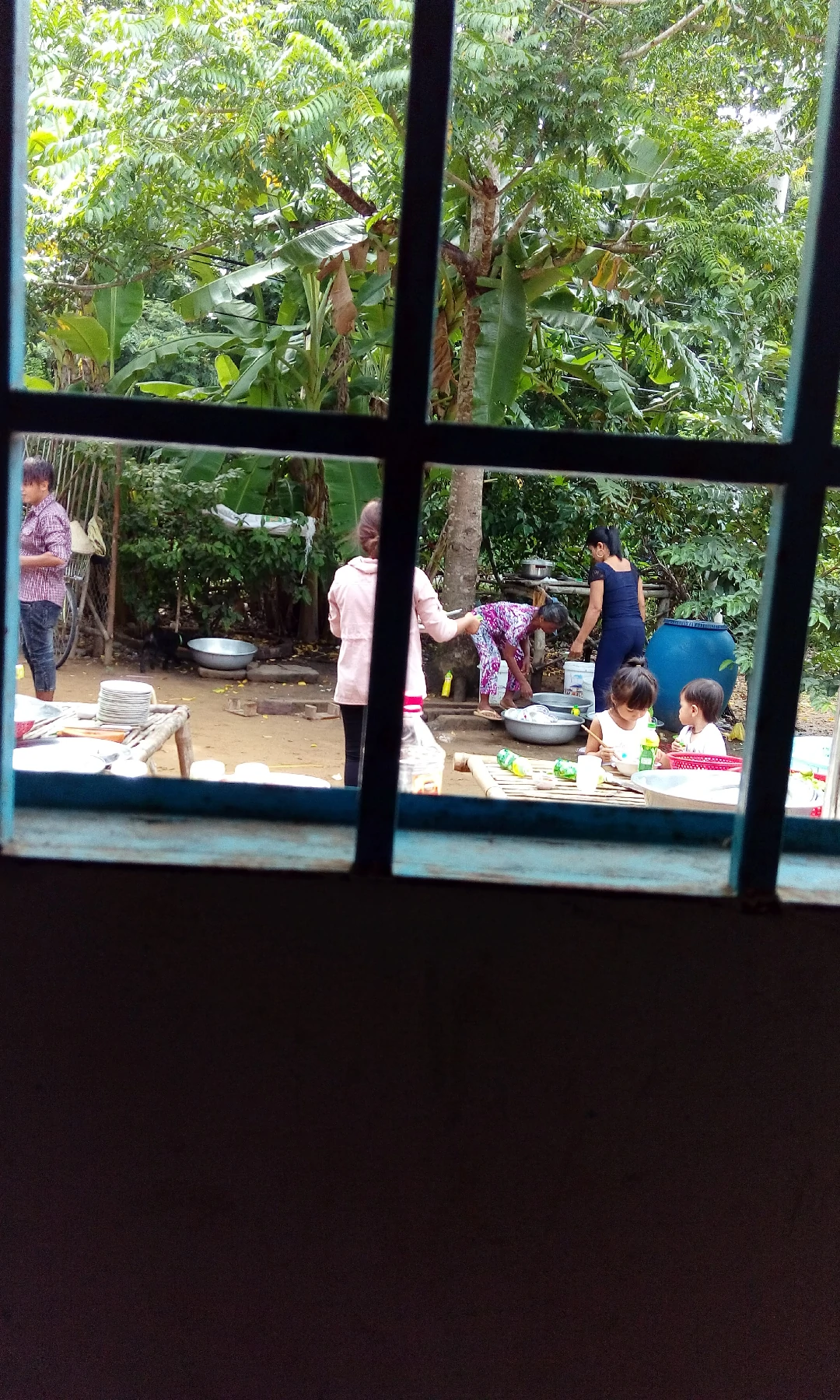 新住民告別家鄉的親人與熟悉的風景，到新故鄉來打拼。