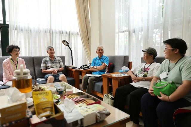 在受訪者家中進行採訪，聆聽長輩娓娓道來杷城大排的記憶