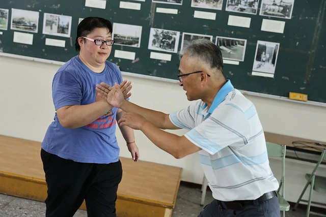 學員以肢體相互體驗水的漂流與推阻